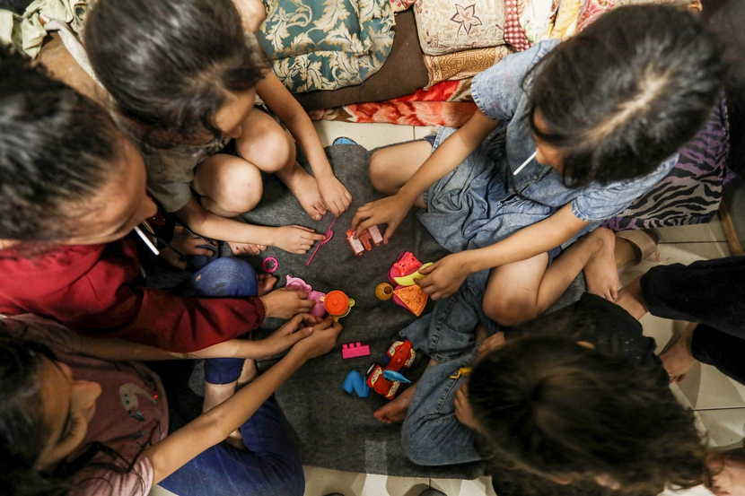 Niềm an ủi nhỏ nhoi của trẻ em Gaza giữa làn bom đạn - Ảnh 6.