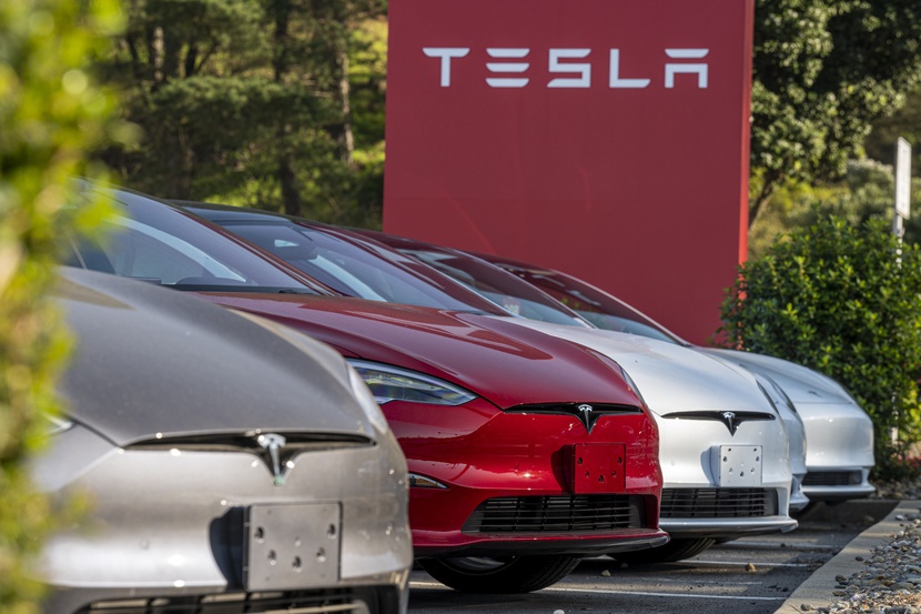 Tesla triệu hồi 2 triệu ô tô ở Mỹ do lỗi lái tự động- Ảnh 1.