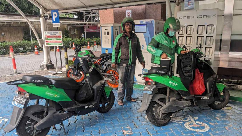 Xe 2 bánh điện ở Indonesia lấn sân với Gojek và Grab- Ảnh 1.