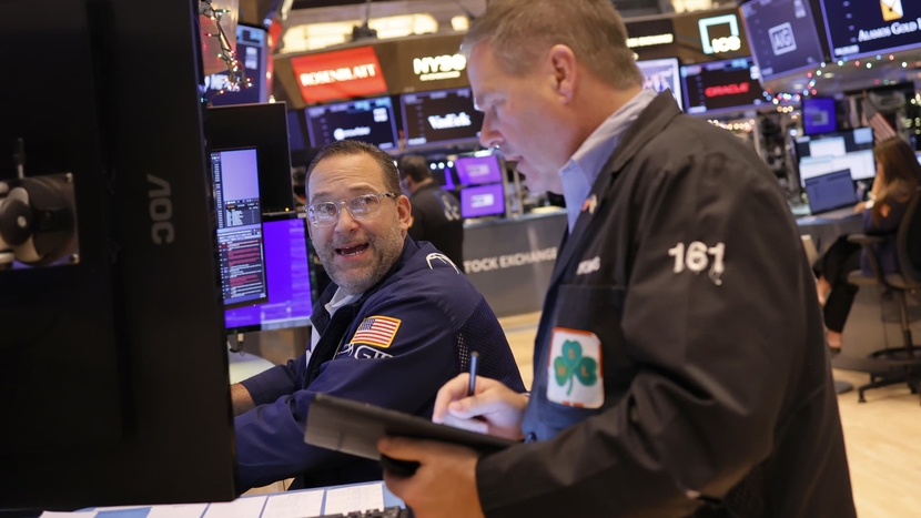 S&P 500 tiến gần mức kỷ lục, Dow Jones tăng gần 300 điểm- Ảnh 1.