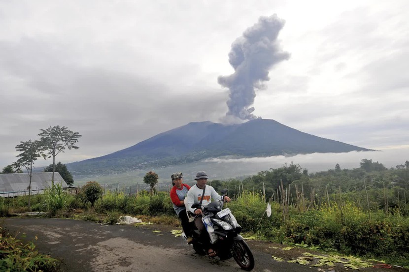 Núi lửa Marapi phun trào ở Indonesia, tìm thấy thi thể 11 nhà leo núi- Ảnh 1.