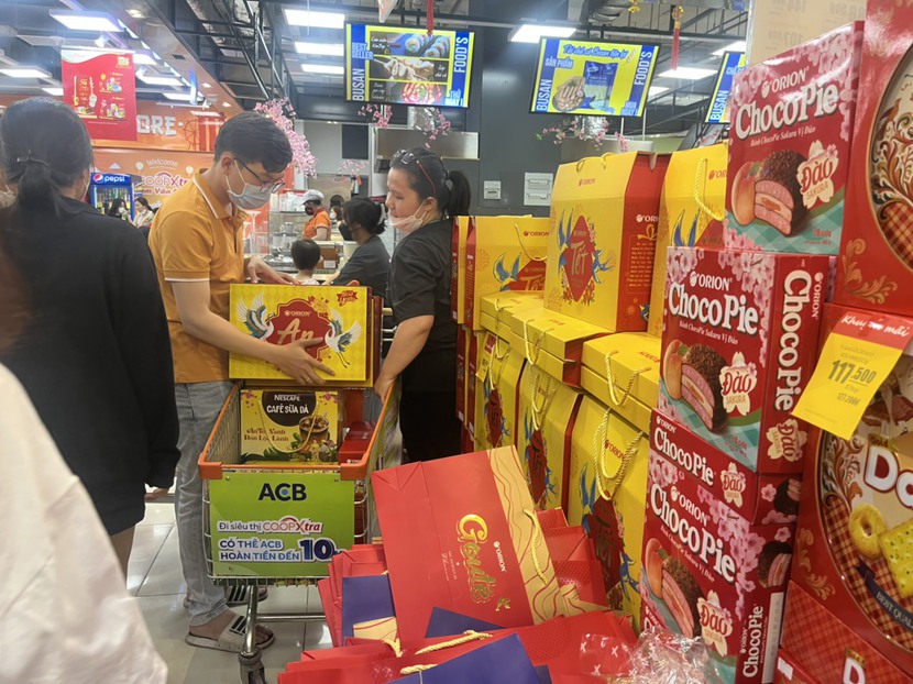 Các siêu thị tại TP.HCM công bố doanh số bán hàng tăng trong dịp Tết Nguyên đán - Ảnh 1.