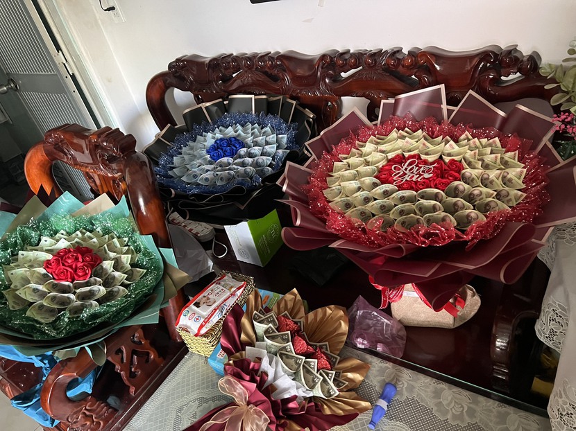 Thị trường Valentine's Day: Hoa bánh kẹo, hoa trái cây, hoa tiền mặt, hoa chocolate lên ngôi - Ảnh 2.