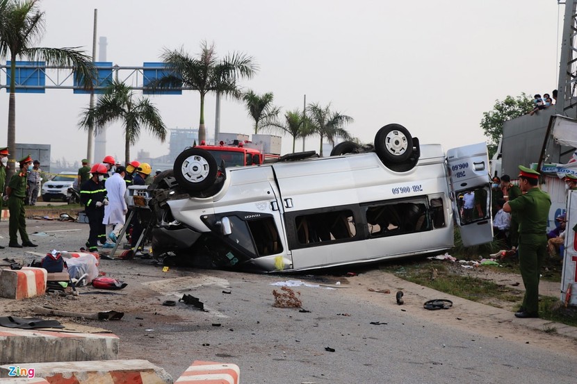 Xe khách lật nhiều vòng sau khi tông xe tải ở Quảng Nam, 8 người tử vong - Ảnh 1.