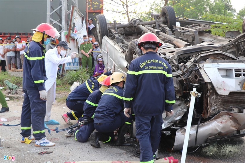 Xe khách lật nhiều vòng sau khi tông xe tải ở Quảng Nam, 8 người tử vong - Ảnh 2.