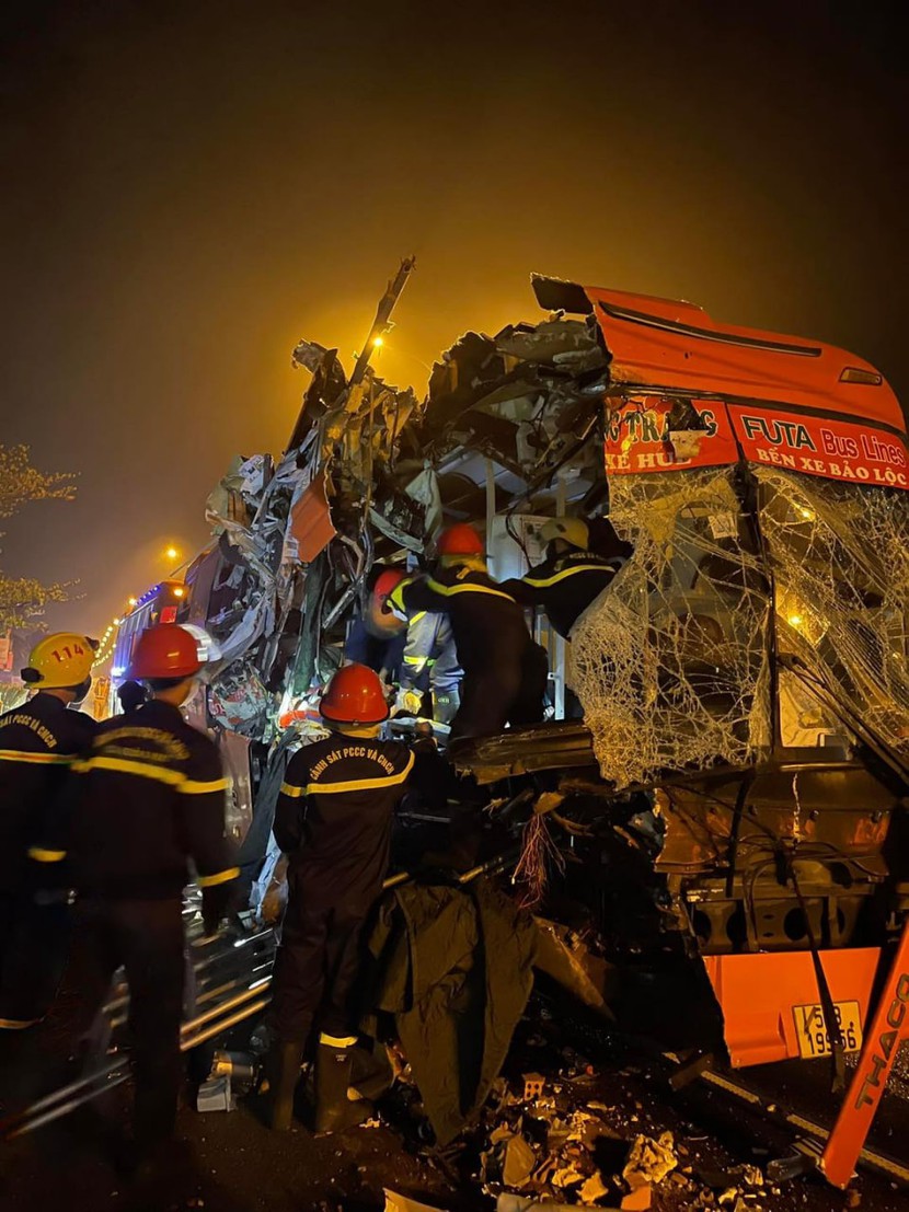 Xe khách va chạm với xe tải ở Quảng Nam, 3 người chết, 13 người bị thương - Ảnh 1.