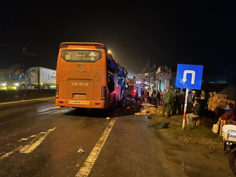 Xe khách va chạm với xe tải ở Quảng Nam, 3 người chết, 13 người bị thương - Ảnh 2.
