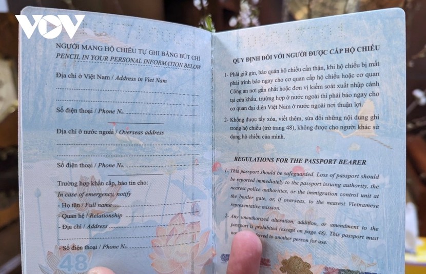 Cận cảnh hộ chiếu gắn chip được Bộ Công an cấp từ ngày 1/3 - Ảnh 3.