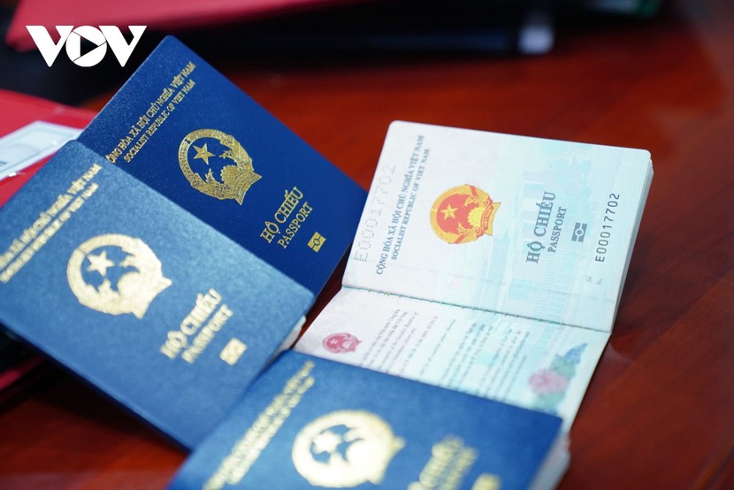 Cận cảnh hộ chiếu gắn chip được Bộ Công an cấp từ ngày 1/3 - Ảnh 2.