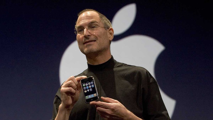 Chiếc iPhone đầu tiên được bán đấu giá với hy vọng kiếm được 50.000 USD - Ảnh 1.