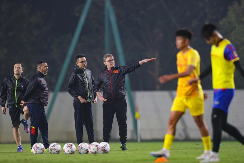 ĐT U23 Việt Nam tập buổi đầu tiên với tân HLV trưởng Philippe Troussier - Ảnh 1.