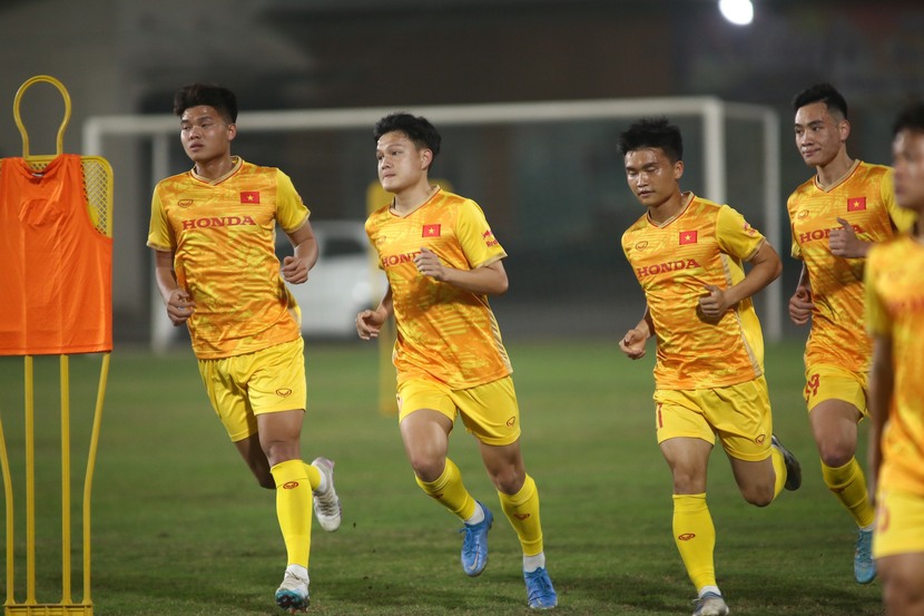 ĐT U23 Việt Nam tập buổi đầu tiên với tân HLV trưởng Philippe Troussier - Ảnh 2.