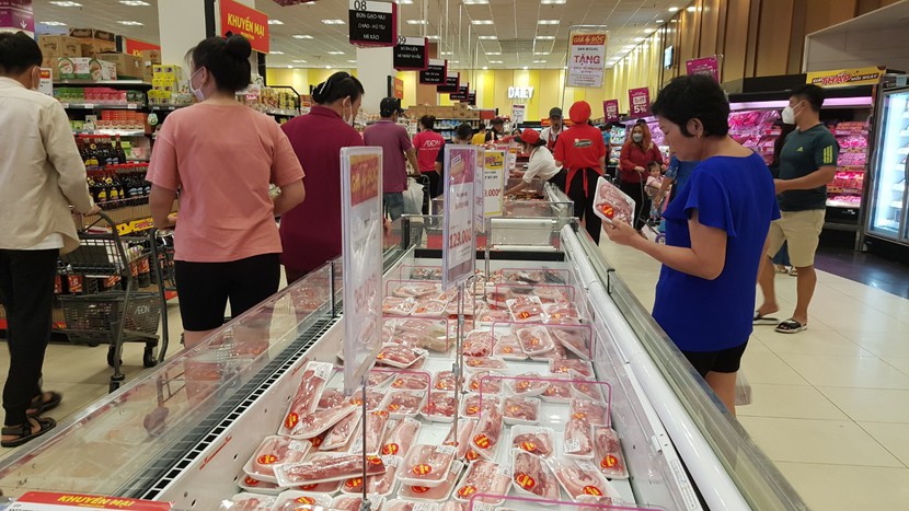 Giá thịt heo tại siêu thị giảm, nhiều khuyến mãi - Ảnh 1.