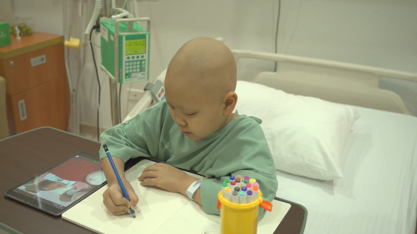 Vinmec thực hiện ca thay khớp tăng trưởng đầu tiên tại Việt Nam cho bệnh nhi ung thư xương - Ảnh 2.