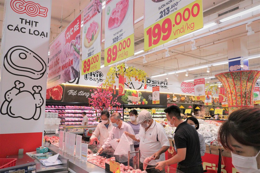Giá thịt heo tại chợ và siêu thị còn cao - Ảnh 1.