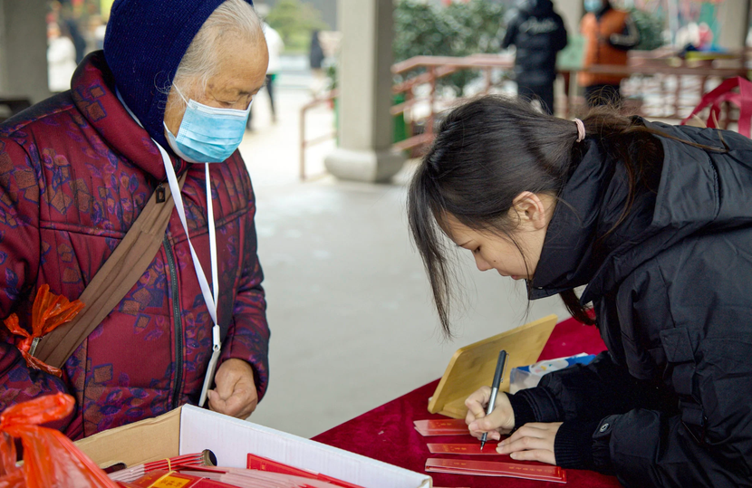 Lo lắng và căng thẳng về sự nghiệp, giới trẻ Trung Quốc đổ xô đi chùa - Ảnh 2.