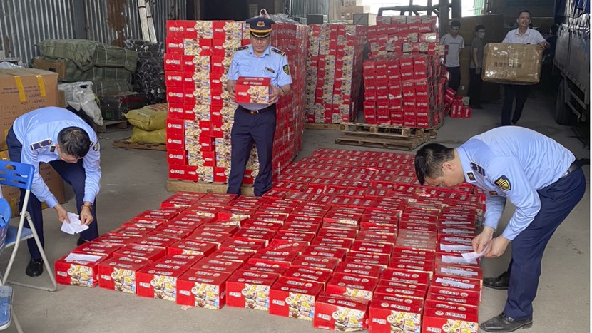 Thu giữ hàng ngàn hộp bánh nội địa Trung Quốc nghi nhập lậu - Ảnh 1.