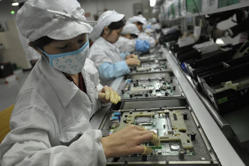 Foxconn Trung Quốc giảm lương giữa làn sóng chuyển dịch sang Việt Nam, Ấn Độ - Ảnh 1.