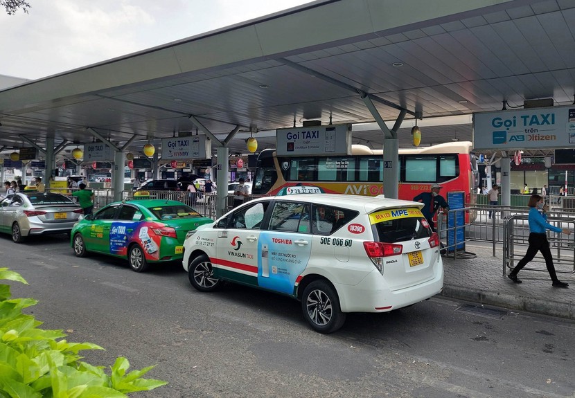 Rút lại phương án thu phí taxi theo lượt tại sân bay Tân Sơn Nhất - Ảnh 1.
