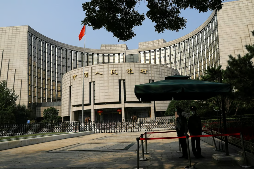 Ngân hàng Trung Quốc đối mặt năm khó khăn giữa lãi suất thấp, khủng hoảng bất động sản - Ảnh 1.