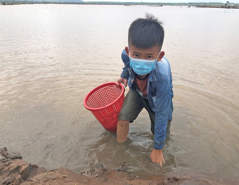 Hồ Trị An cạn nước, người dân kiếm tiền triệu mỗi ngày  - Ảnh 5.