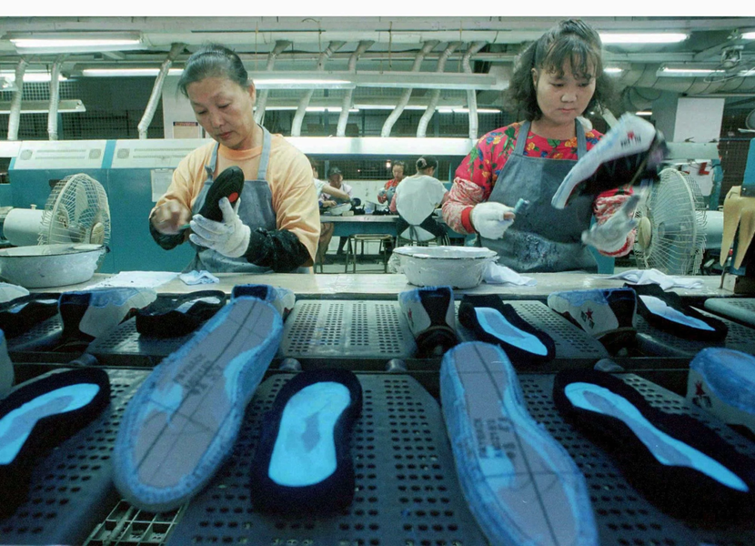 Công ty sản xuất giày cho Nike, Adidas cắt giảm 6.000 công nhân - Ảnh 1.