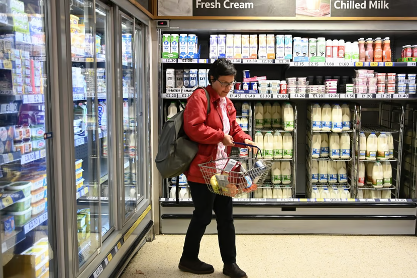Chính phủ Anh yêu cầu các siêu thị áp trần giá các mặt hàng thực phẩm - Ảnh 2.