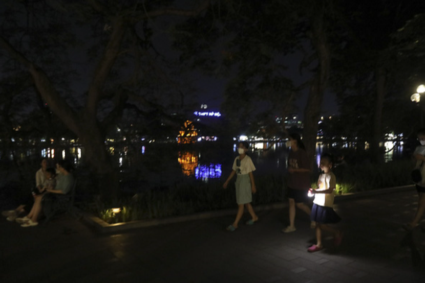 Hà Nội: tiết giảm tối đa việc chiếu sáng công cộng, phố đi bộ hồ Gươm hoạt động trong bóng tối - Ảnh 1.