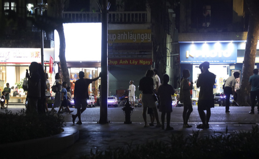 Hà Nội: tiết giảm tối đa việc chiếu sáng công cộng, phố đi bộ hồ Gươm hoạt động trong bóng tối - Ảnh 4.