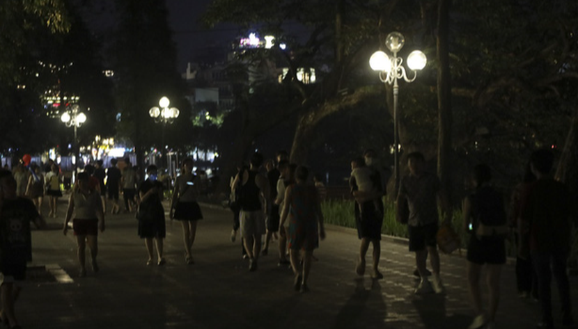 Hà Nội: tiết giảm tối đa việc chiếu sáng công cộng, phố đi bộ hồ Gươm hoạt động trong bóng tối - Ảnh 6.