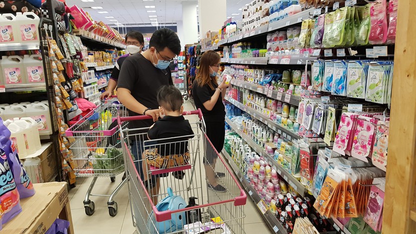 Hàng tiêu dùng giảm giá mạnh tại siêu thị - Ảnh 1.