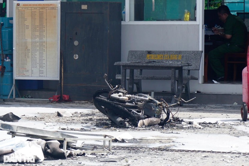 Xe máy phát nổ, cây xăng ở Bình Định bốc cháy dữ dội - Ảnh 1.