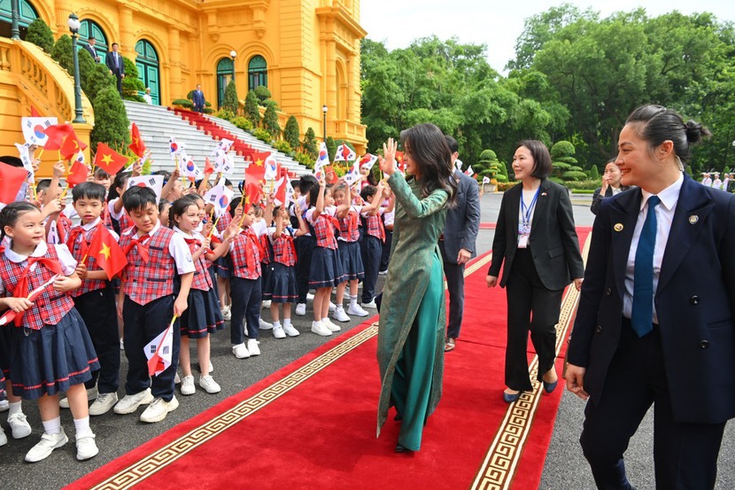 Đệ nhất phu nhân Hàn Quốc diện áo dài Việt Nam - Ảnh 2.