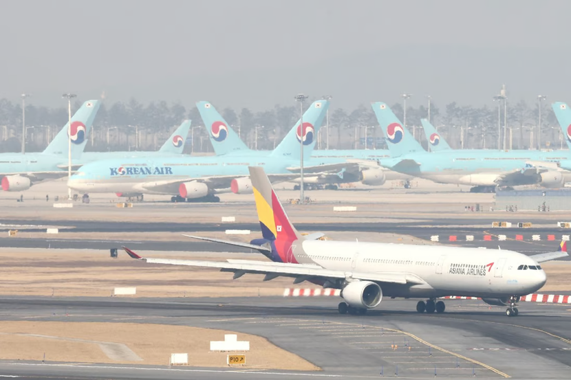 Các hãng hàng không Hàn Quốc đồng loạt cắt giảm chuyến bay đến Trung Quốc - Ảnh 1.
