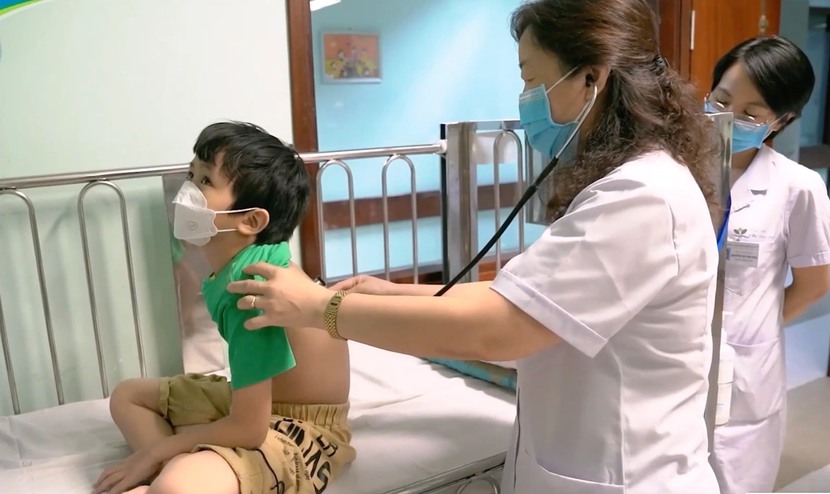Hàng loạt trẻ viêm phổi Mycoplasma nhập viện, dễ nhầm lẫn với cảm cúm thông thường  - Ảnh 1.