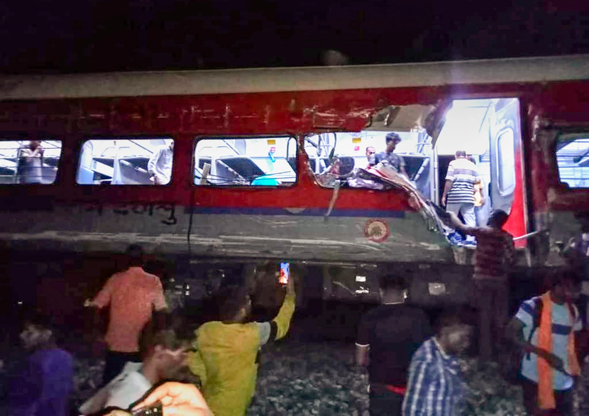 Hiện trường vụ tai nạn đường sắt thảm khốc ở Ấn Độ - Ảnh 7.