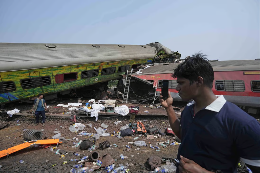 Tai nạn thảm khốc làm dấy lên vấn đề an toàn đường sắt Ấn Độ - Ảnh 1.