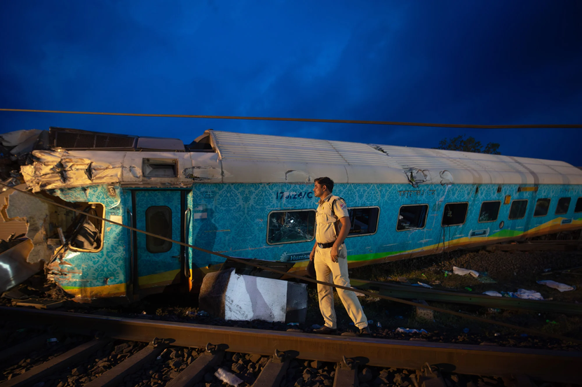 Tai nạn thảm khốc làm dấy lên vấn đề an toàn đường sắt Ấn Độ - Ảnh 3.