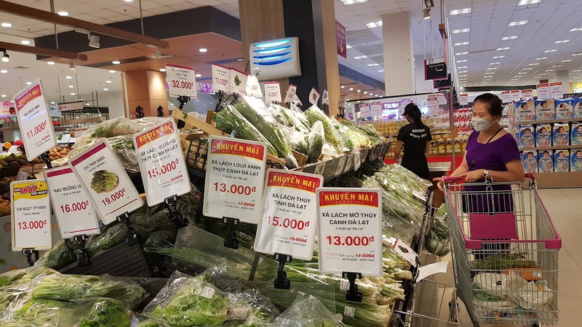 Thực phẩm tươi sống giảm giá sâu tại siêu thị - Ảnh 1.