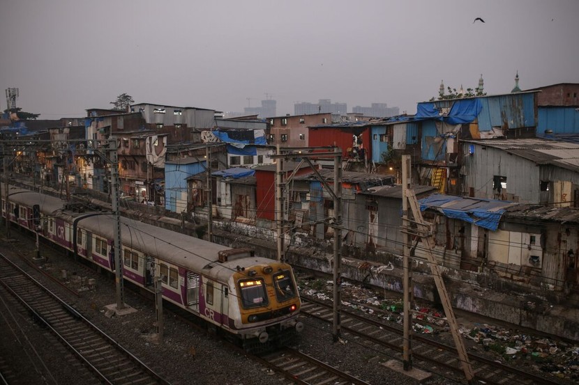 Tỷ phú Adani nhận được cái gật đầu cuối cùng để cải tạo khu ổ chuột nổi tiếng ở Mumbai - Ảnh 1.