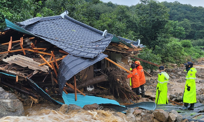 Số người chết vì lũ lụt ở Hàn Quốc tăng lên 39, chính phủ ra lệnh toàn lực giải cứu - Ảnh 4.