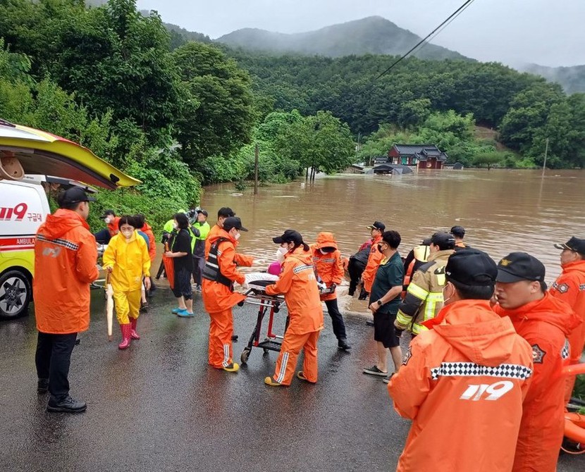 Số người chết vì lũ lụt ở Hàn Quốc tăng lên 39, chính phủ ra lệnh toàn lực giải cứu - Ảnh 3.