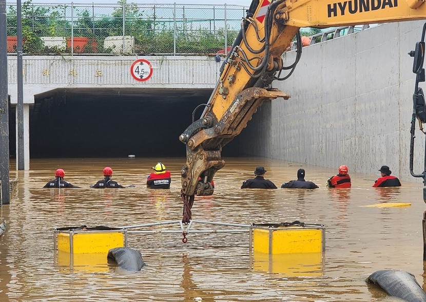 Số người chết vì lũ lụt ở Hàn Quốc tăng lên 39, chính phủ ra lệnh toàn lực giải cứu - Ảnh 1.