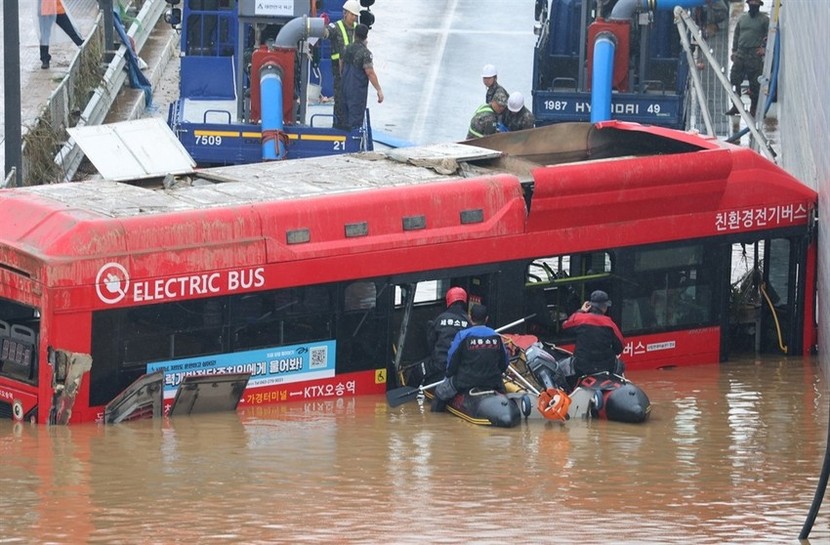 Số người chết vì lũ lụt ở Hàn Quốc tăng lên 39, chính phủ ra lệnh toàn lực giải cứu - Ảnh 2.