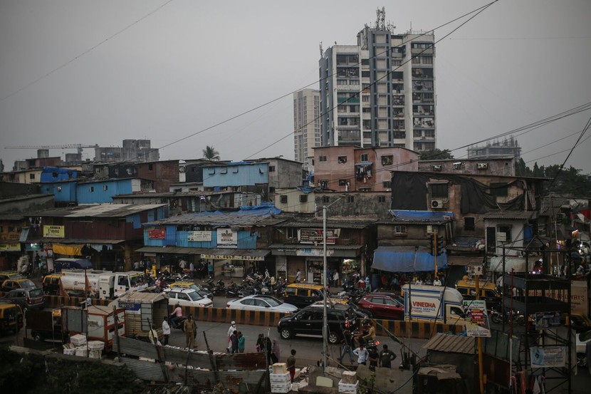 Adani đặt mục tiêu biến khu ổ chuột nổi tiếng ở Mumbai thành trung tâm hào nhoáng - Ảnh 1.