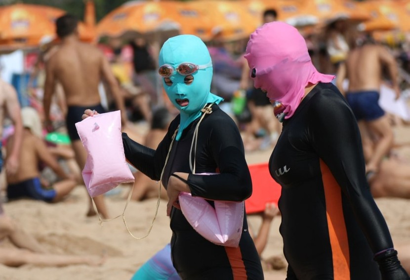 'Mốt' thời trang mới nhất ở Trung Quốc khi sóng nhiệt tăng cao  - Ảnh 3.