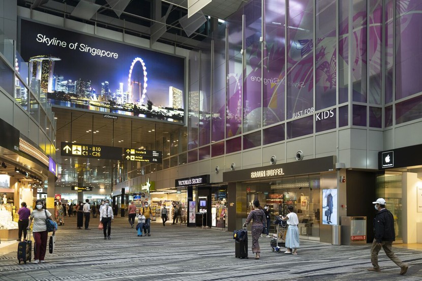 Sân bay tốt nhất Singapore chứng kiến lượt hành khách kỷ lục đến 5 triệu người - Ảnh 1.