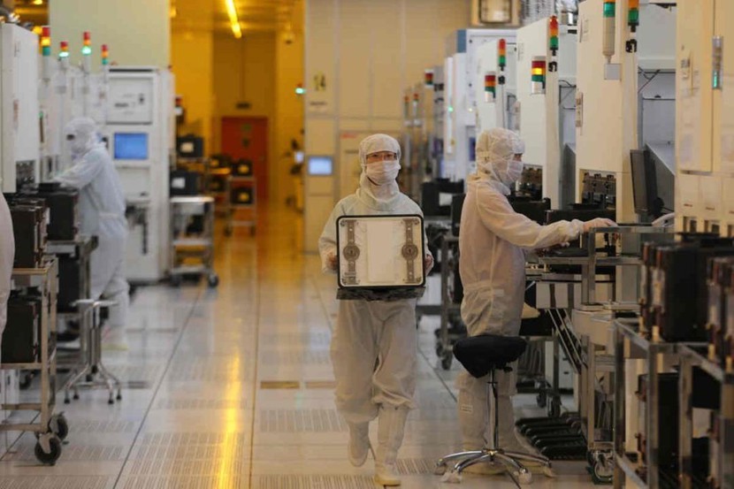 Giá nguyên liệu sản xuất chip chính tăng vọt trước hạn chế xuất khẩu của Trung Quốc - Ảnh 3.