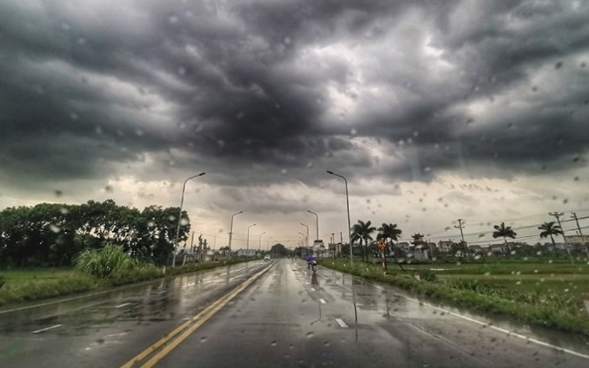 Dự báo thời tiết ngày mai 15/8: Hà Nội mưa dông cần đề phòng xảy ra lốc, sét  - Ảnh 1.