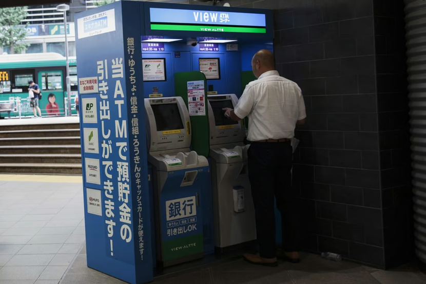 Nhật Bản lên kế hoạch chống lừa đảo bằng cách thu hồi thẻ ngân hàng của người cao tuổi - Ảnh 1.